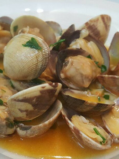Una foto de Almejas  con salsa de tomate