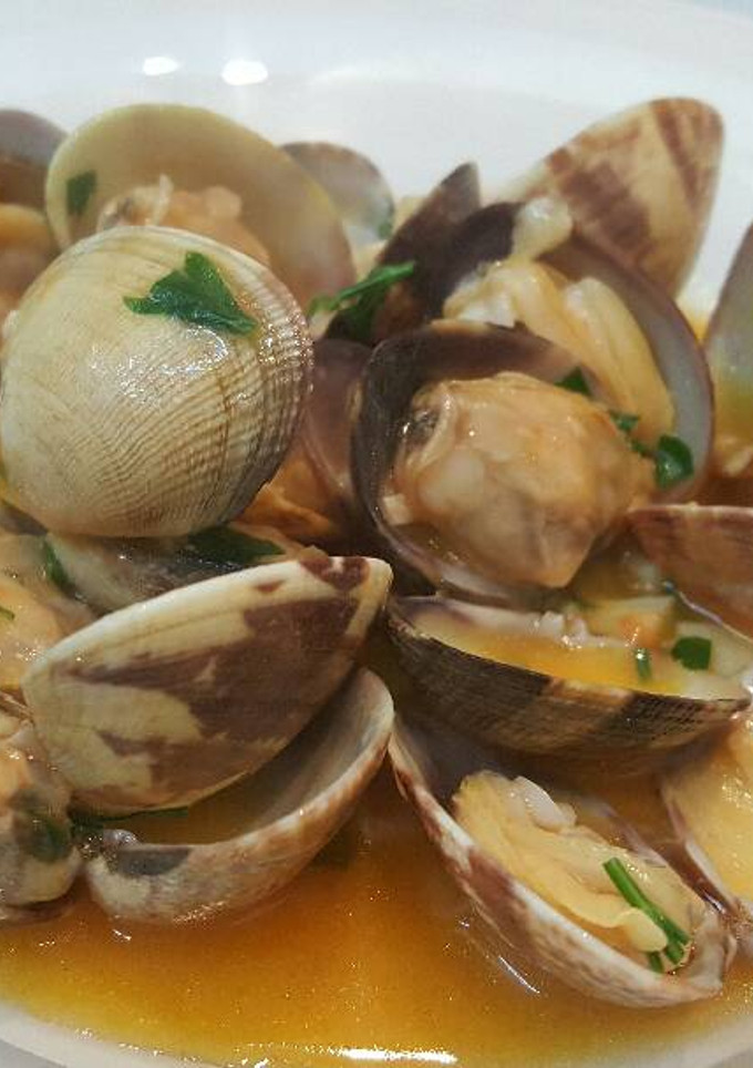 Una foto de Almejas  con salsa de tomate
