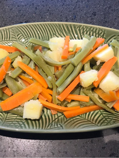 Una foto de Ensalada de judías, zanahoria y patatas