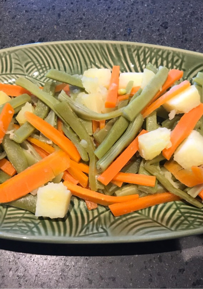 Una foto de Ensalada de judías, zanahoria y patatas