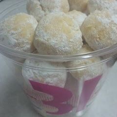 A picture of Snowball Cookies with Vegetable Oil.