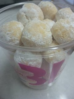 A picture of Snowball Cookies with Vegetable Oil.