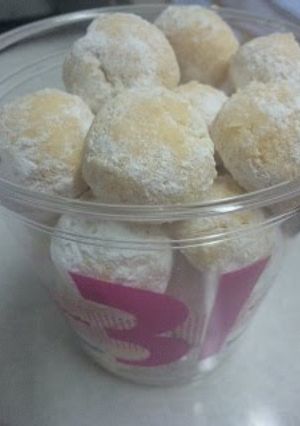 A picture of Snowball Cookies with Vegetable Oil.