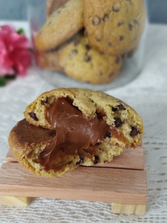 Una foto de Cookies rellenas de dulce de leche 🍪