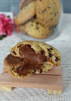 Una foto de Cookies rellenas de dulce de leche 🍪