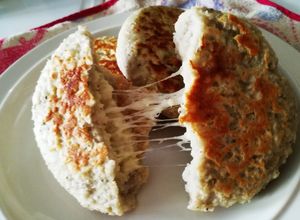 Una foto de Arepitas de Ocumo (malanga, ñamera) rellenas de Queso