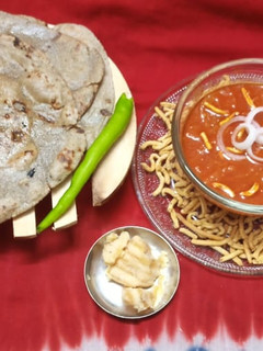 સેવ ટામેટા નું શાક (Sev Tameta Shak Recipe In Gujarati) રેસીપી મુખ્ય ફોટો