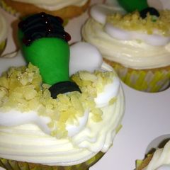 A picture of champagne cupcakes with exploding popping candy!.