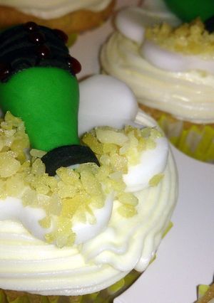 A picture of champagne cupcakes with exploding popping candy!.