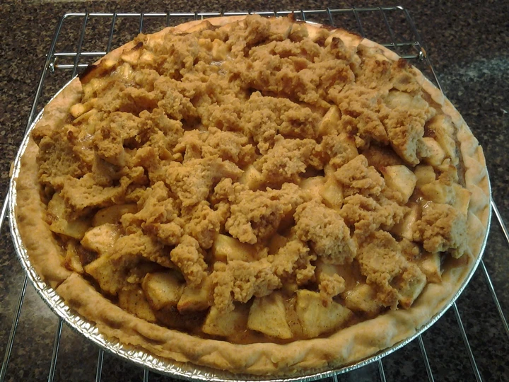 Easy Steps to Make Apple crumble pie which Delicious