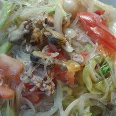 A picture of Yum woon sen or grass noodles salad.