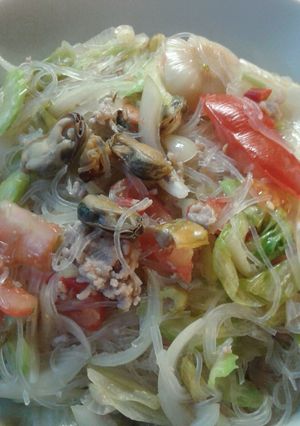 A picture of Yum woon sen or grass noodles salad.