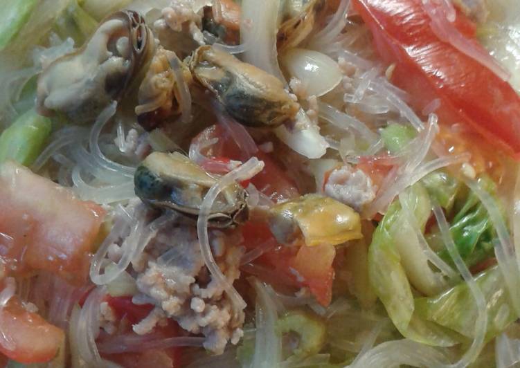 Yum woon sen or grass noodles salad