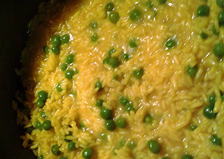 Recipe of Quick tumeric rice with peas