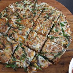 A picture of Okonomiyaki with Garlic Chives.