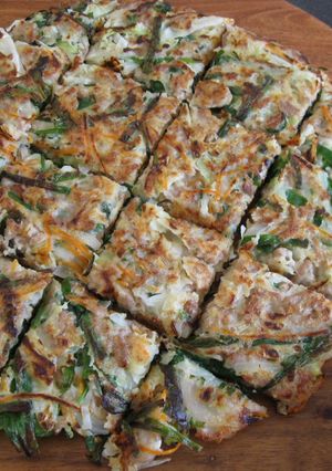 A picture of Okonomiyaki with Garlic Chives.