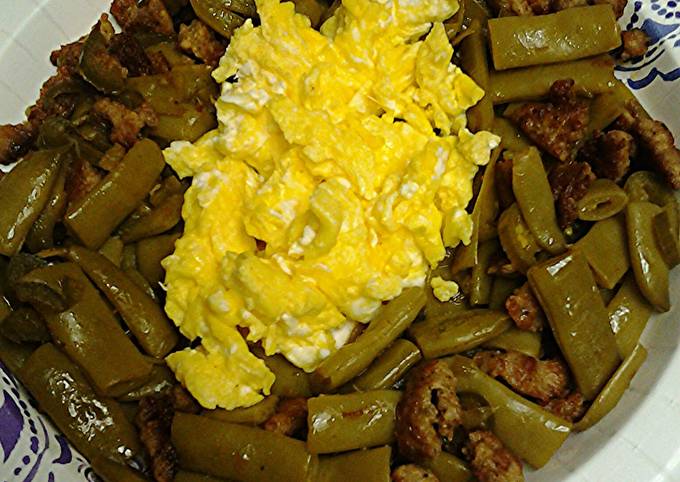 Green beans with jalapeño, sausage and eggs