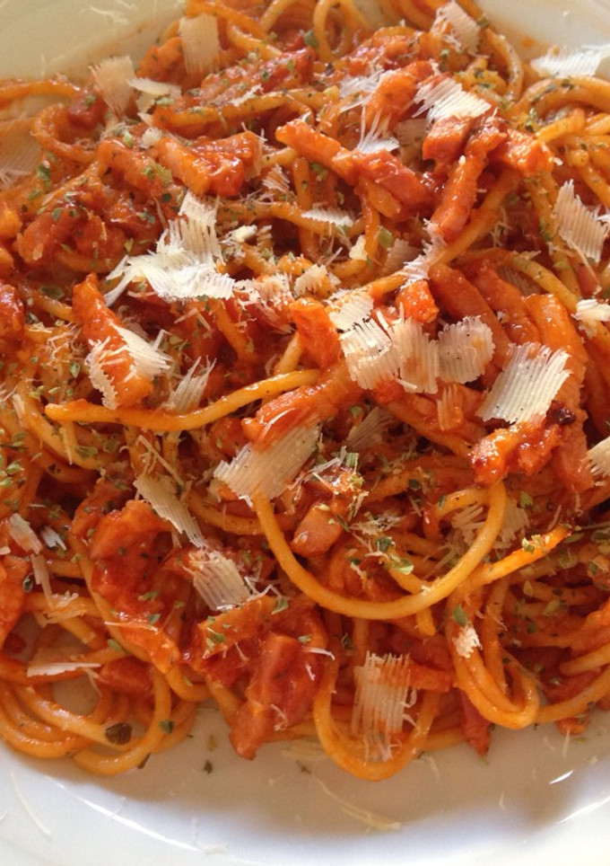 Una foto de Spaghettis con bacon 🍝