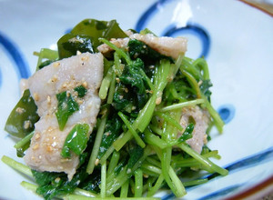 A picture of Spicy Mitsuba with Meat, Sesame, and Ponzu.