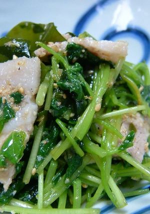 A picture of Spicy Mitsuba with Meat, Sesame, and Ponzu.