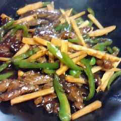 A picture of Stir Fried Beef and Peppers (Chinjao Rosu).