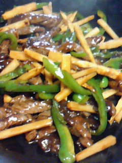 A picture of Stir Fried Beef and Peppers (Chinjao Rosu).