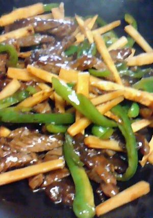 A picture of Stir Fried Beef and Peppers (Chinjao Rosu).