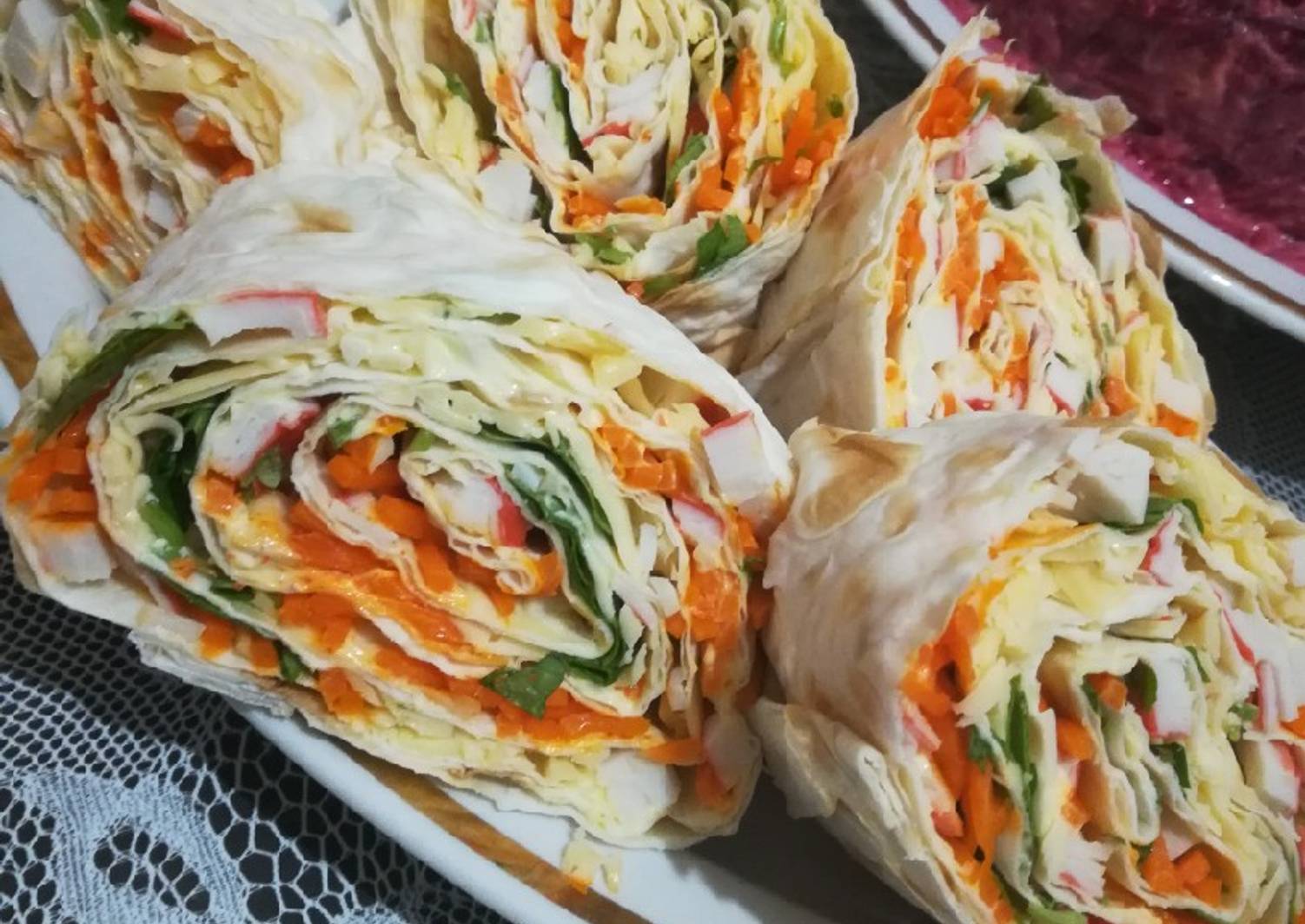 Рулет из лаваша с крабовыми палочками и корейской морковью