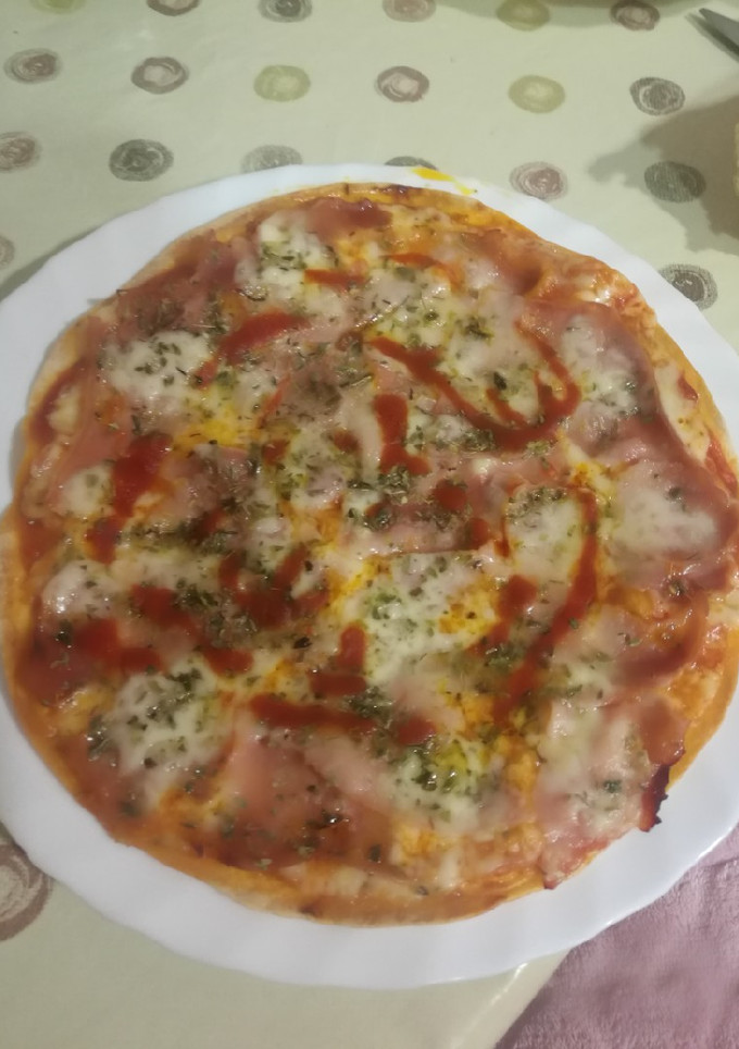 Una foto de Pizza rápida con tortita de trigo