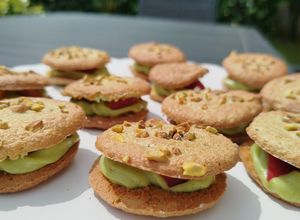 Une photo de Biscuits dacquoise pistache et abricots