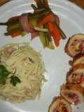 Cordon blue con pasta alfredo y huesitos de verdura