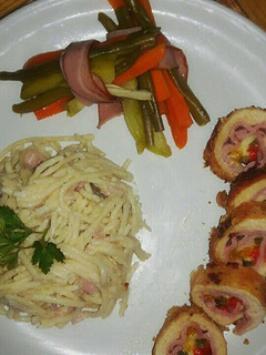 Una foto de Cordon blue con pasta alfredo y huesitos de verdura