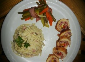 Una foto de Cordon blue con pasta alfredo y huesitos de verdura