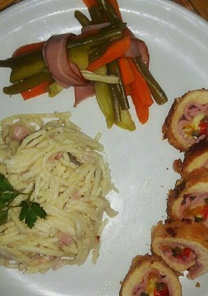 Una foto de Cordon blue con pasta alfredo y huesitos de verdura