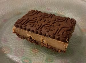 Una foto de Alfajores helados de chocotorta: rápido, fácil y con pocos ingredientes