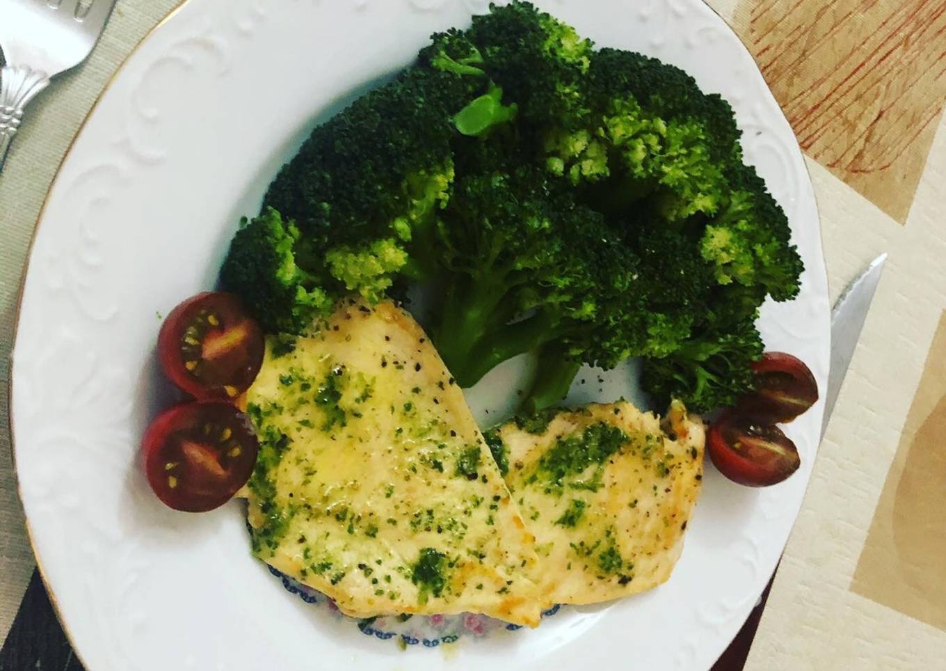 Brócoli al vapor con pechuga de pollo a la plancha estilo lékué pero sin el accesorio