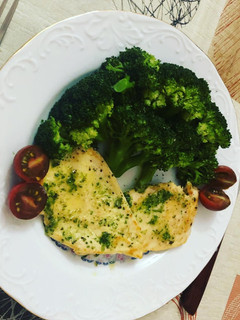 Una foto de Brócoli al vapor con pechuga de pollo a la plancha estilo lékué pero sin el accesorio