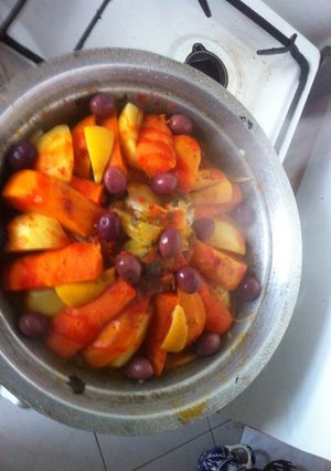 Una foto de Tajín de pollo con verduras