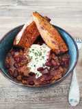 Chili aux Wedges de Patates Douces