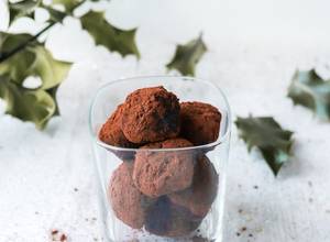 Truffes au chocolat noir, fleur de sel, rhum pour 8 personnes