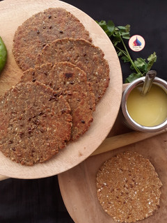 A picture of Flax Seeds Oats Bhakhri.