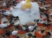 Una foto de pizza de champiñones y vegetales