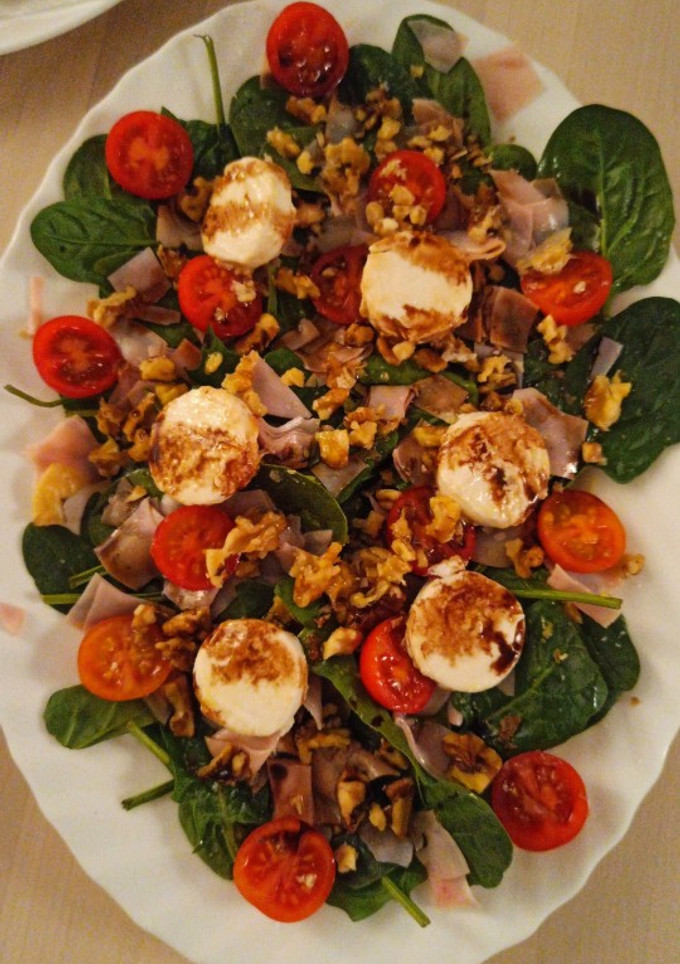 Una foto de Ensalada de espinacas y queso de cabra