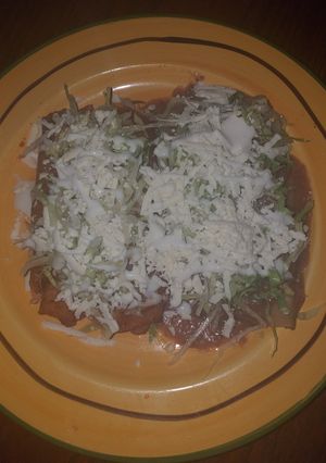 Una foto de Enfrijoladas y enchiladas de pollo o queso