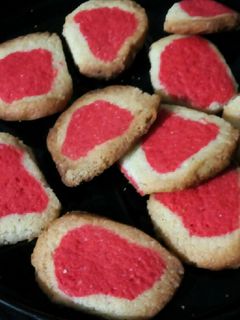 হার্ট সেপ ভ্যানিলা কুকিজ(Heart shape vanilla cookies recipe in Bengali) রেসিপির প্রধান ছবি