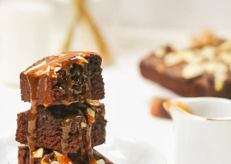 Langkah Mudah untuk Menyiapkan Fudgy Brownies + Caramel Sauce, Lezat Sekali