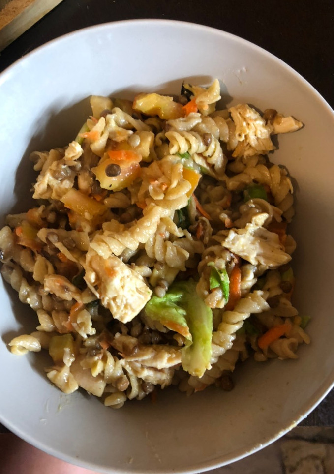 Una foto de Ensalada de pasta seca con pollo 🍗🥗