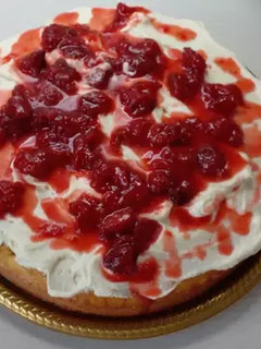 Una foto de Bizcochuelo de frutillas y crema