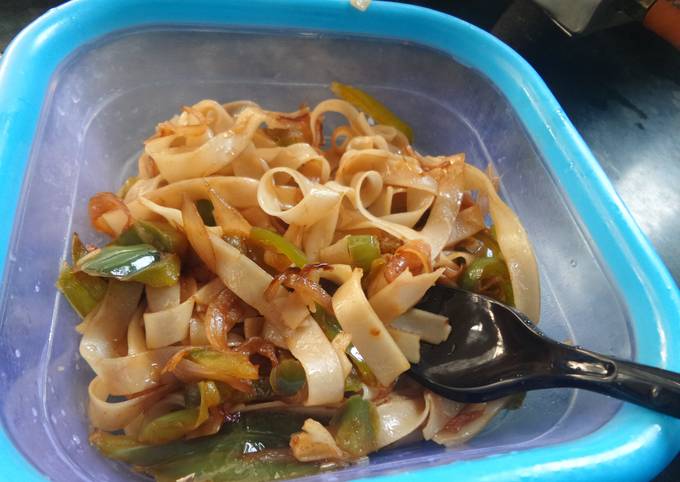 Veggie delight flat noodles Recipe by Ratika - Cookpad