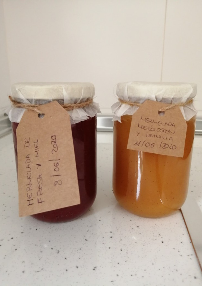 Una foto de Mermeladas caseras con un poco de azúcar y miel de abejas